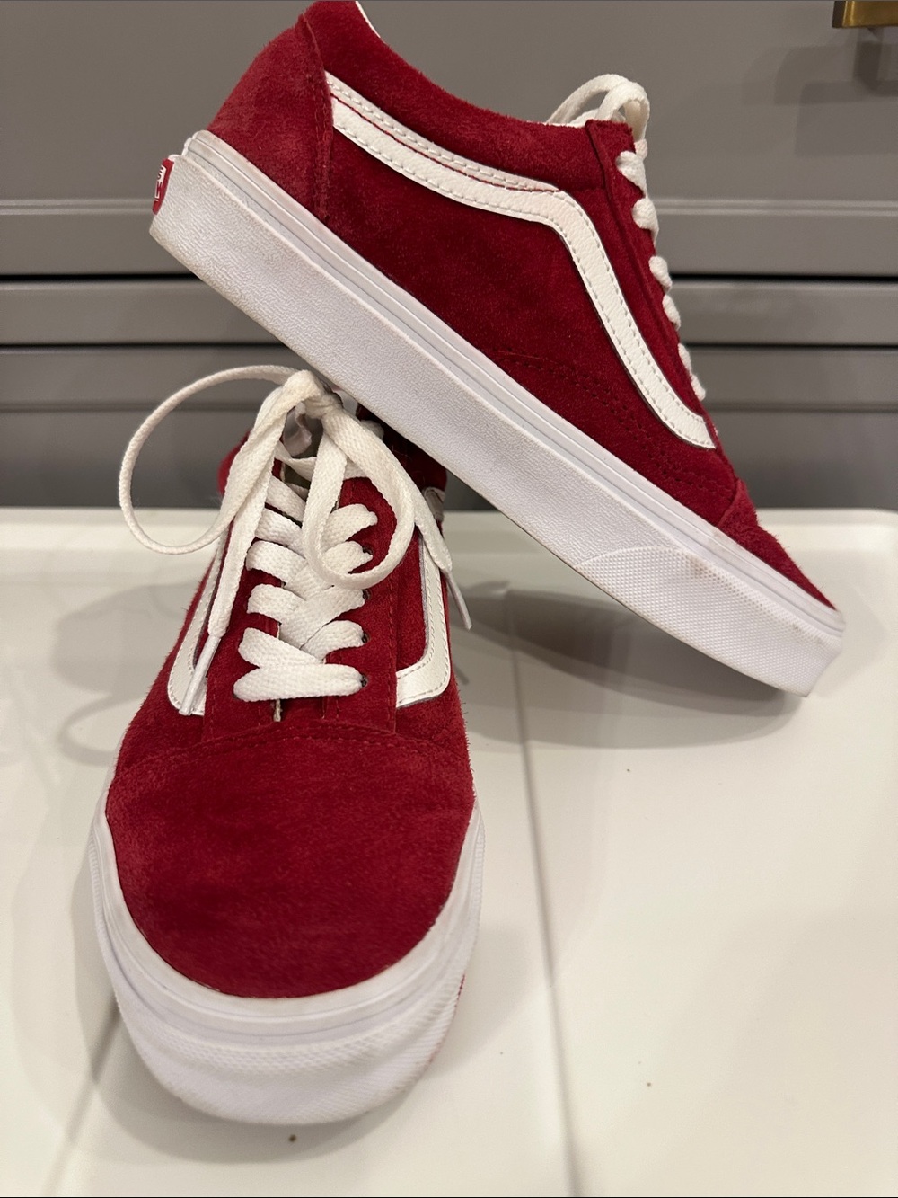 Vans Classic Low-Top Sneakers in Suede Red with White Stripe